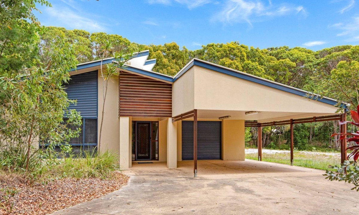 Rainbow Beach House | 18 Naiad Court - Rainbow Shores. All on one level. Easy walk to beach