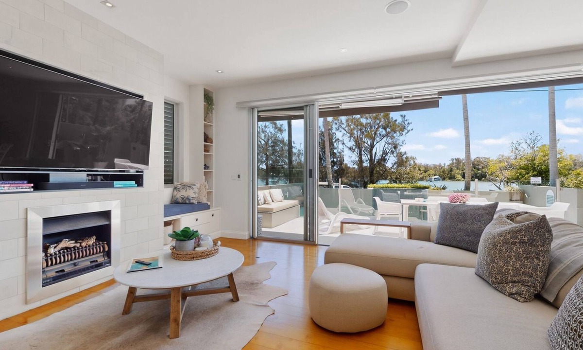 Tewantin Villa | 2/9 HILTON ESPLANADE NOOSAVILLE