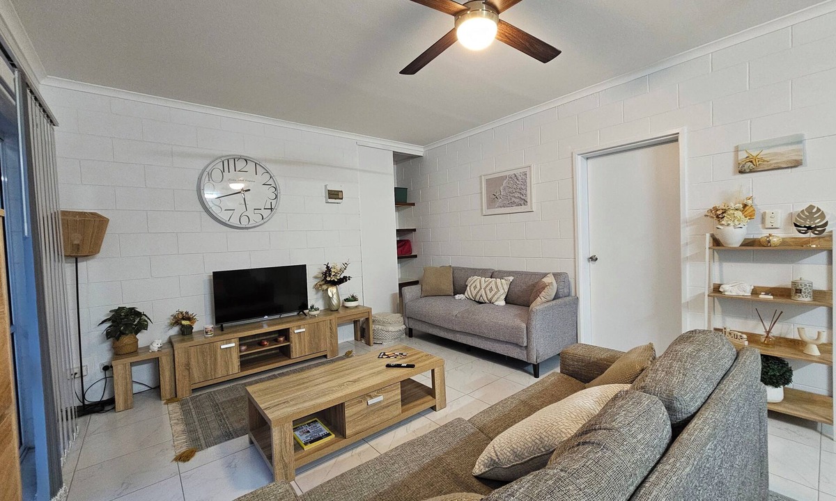Bungalow Apartment | 2 Bed/2 Bathroom Modern Apartment with Wifi close to Amenities