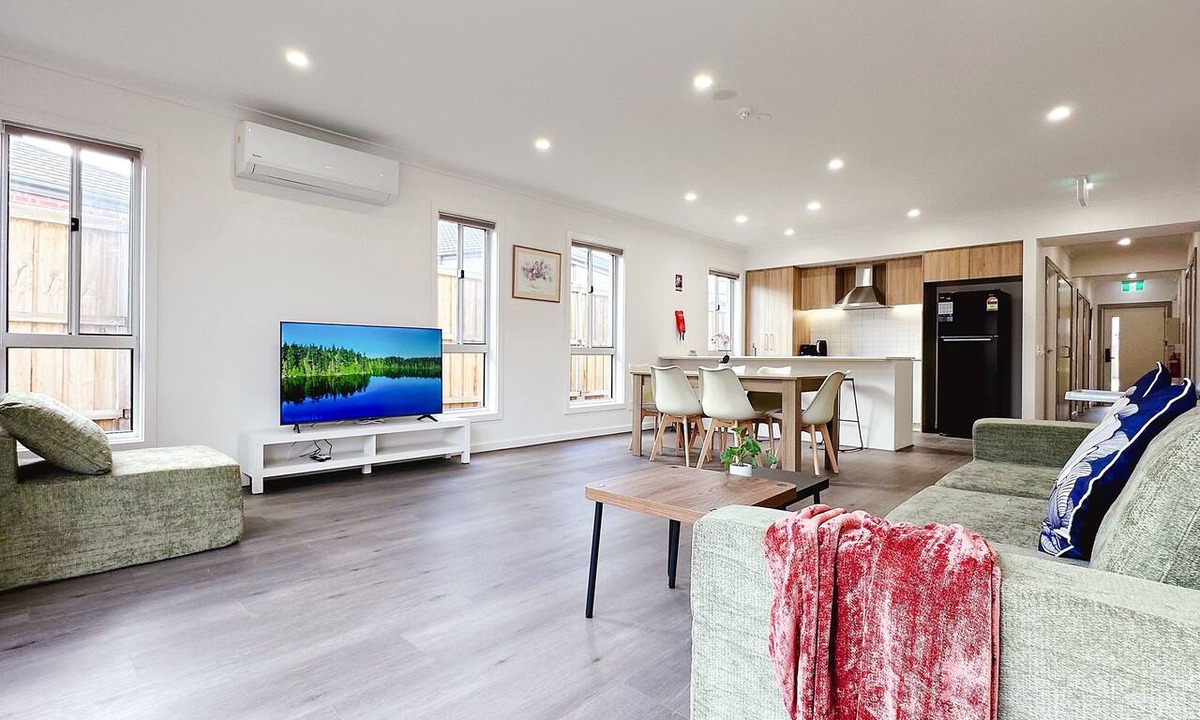 Werribee House | 2024Built/AC & Bath each Room/Study/TownCentre/SDA