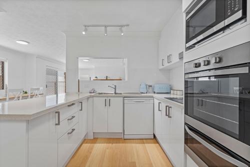 Paradise Point House | 3-BR - Stylish Gold Coast Coastal Getaway