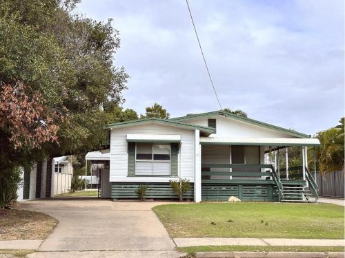 Moranbah Apartment | 31 Leichhardt Dr Relaxing 3Bed Home