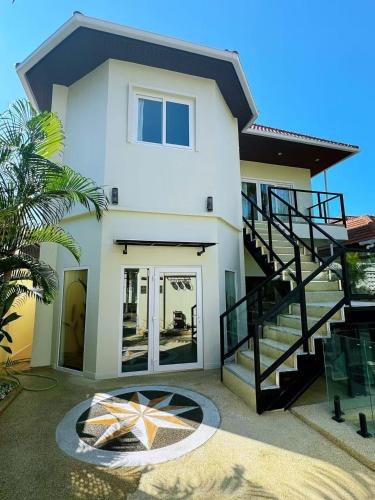 Pratumnak Hill Villa | 3BR Pool Villa Beach Access Patumnak Hill