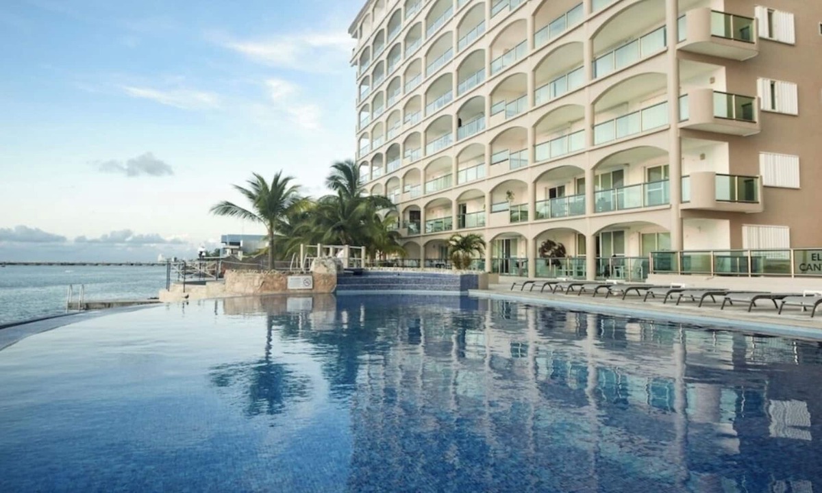 Colonia Andres Condo | 7th-Floor Oceanfront Oasis: 4BR/4BA, Dive Pier & Walk to Town!