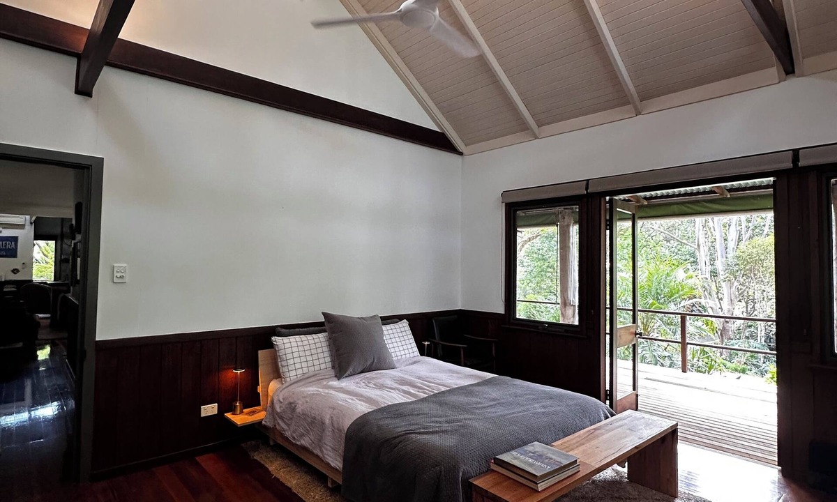 Fernleigh House | A large modern-style farmhouse in the Byron Hinterland. Creek frontage