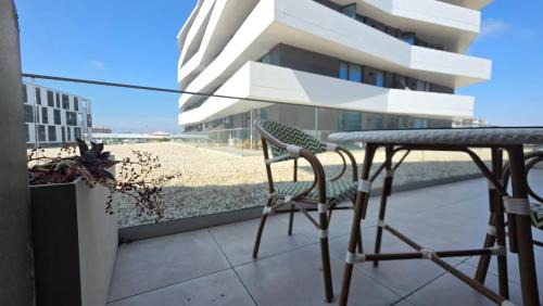 Aveiro Apartment | A Proa do Moliceiro BLANC Studios - Sunset City View