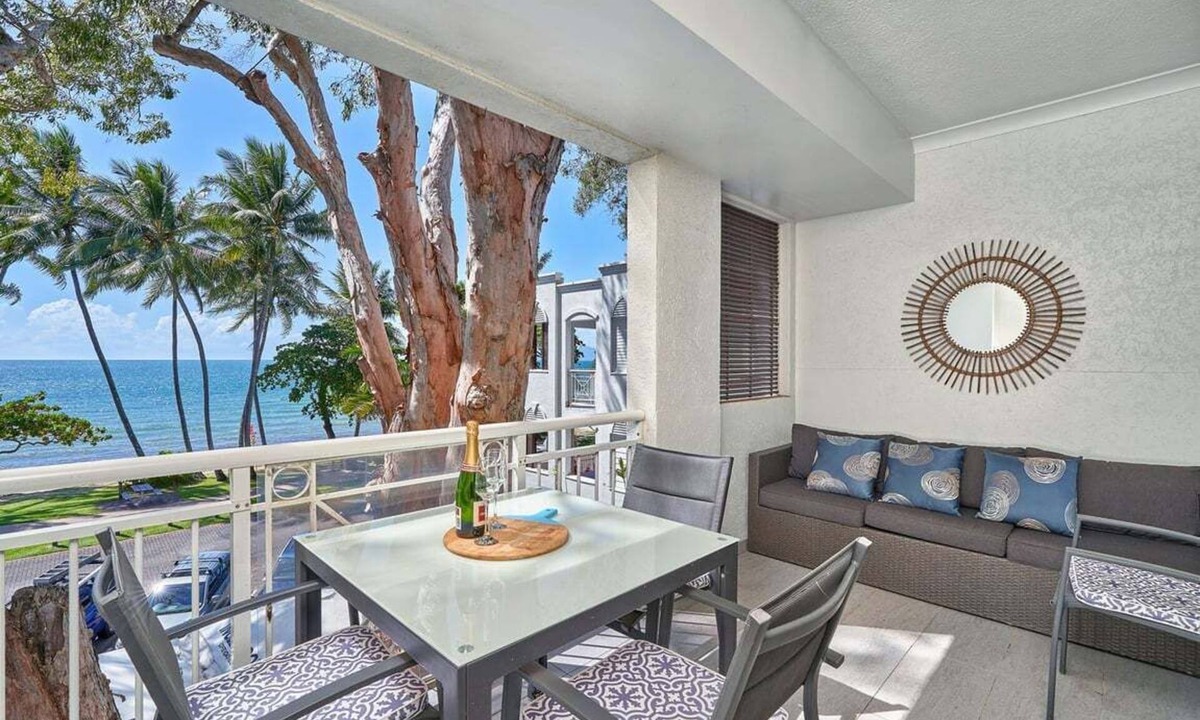 Palm Cove Apartment | Absolute Beach Front 1 Bedroom Apartment Palm Cove