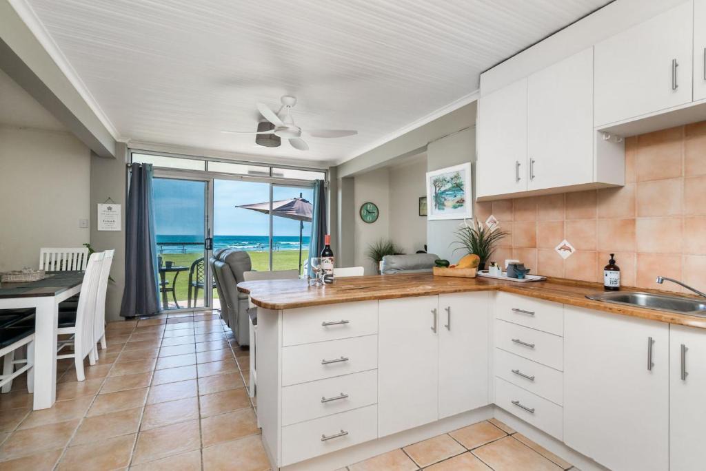 North Creek Apartment | Absolute Beachfront Apartment 8B