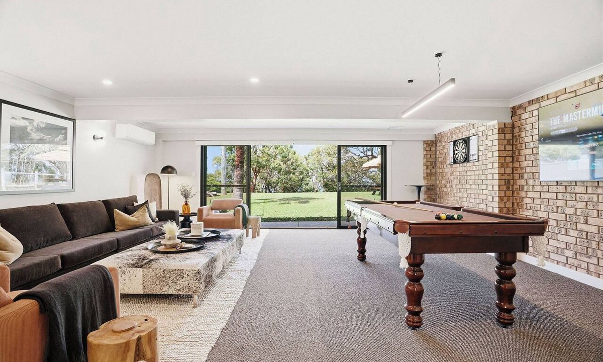 Lake Munmorah House | Absolute Lakefront | Sleeps 10 | Pool Table