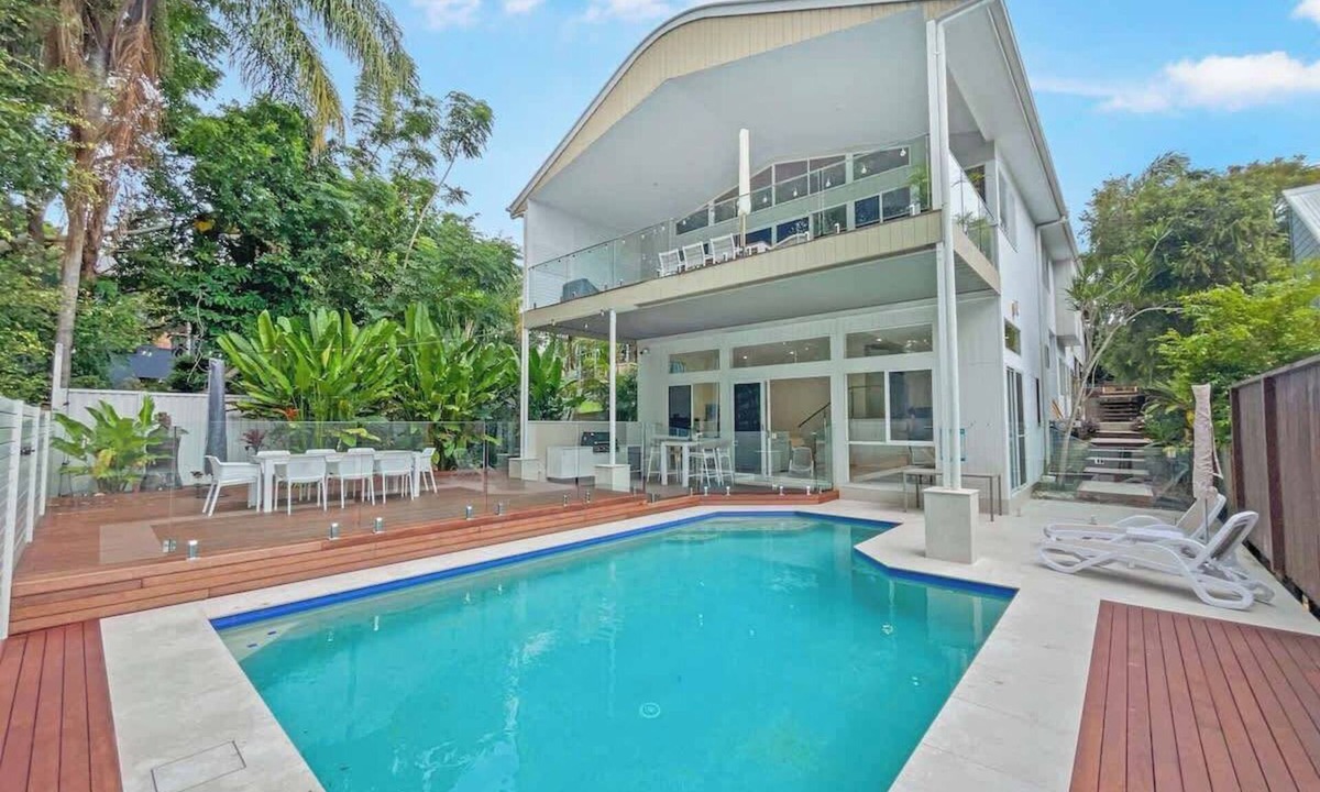 Alexandra Headland House | Alex Treehouse by the Beach- 5BRM with Pool