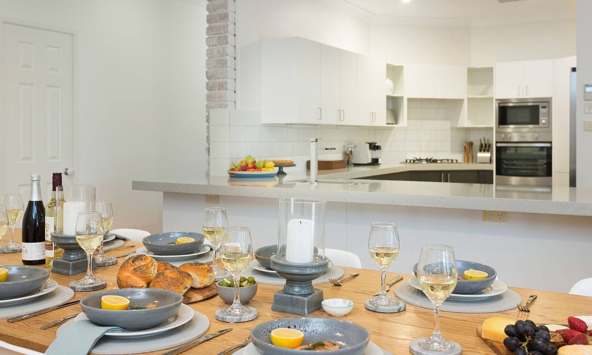 Lovedale House | Amelia-Rose Estate: Lovedale 6-bdr retreat with pool & fireplace—Memories await!