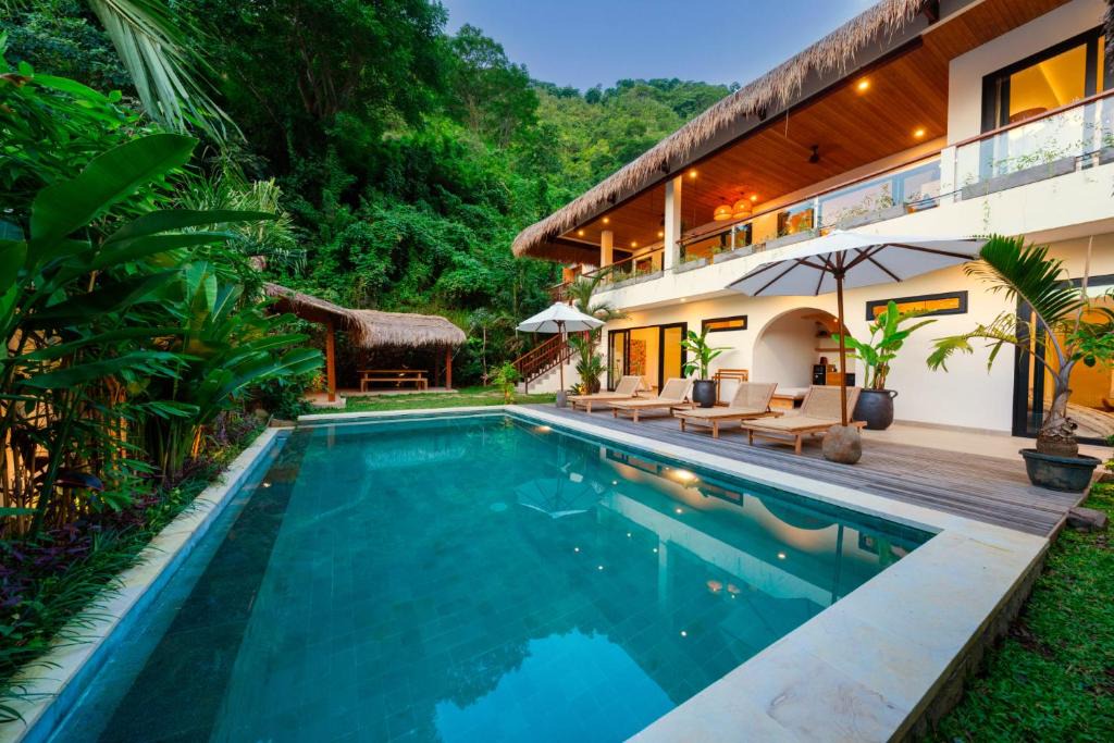 Purwakerti Villa | Angin Laut 3BR Exclusive Pool Villa w Ocean Views