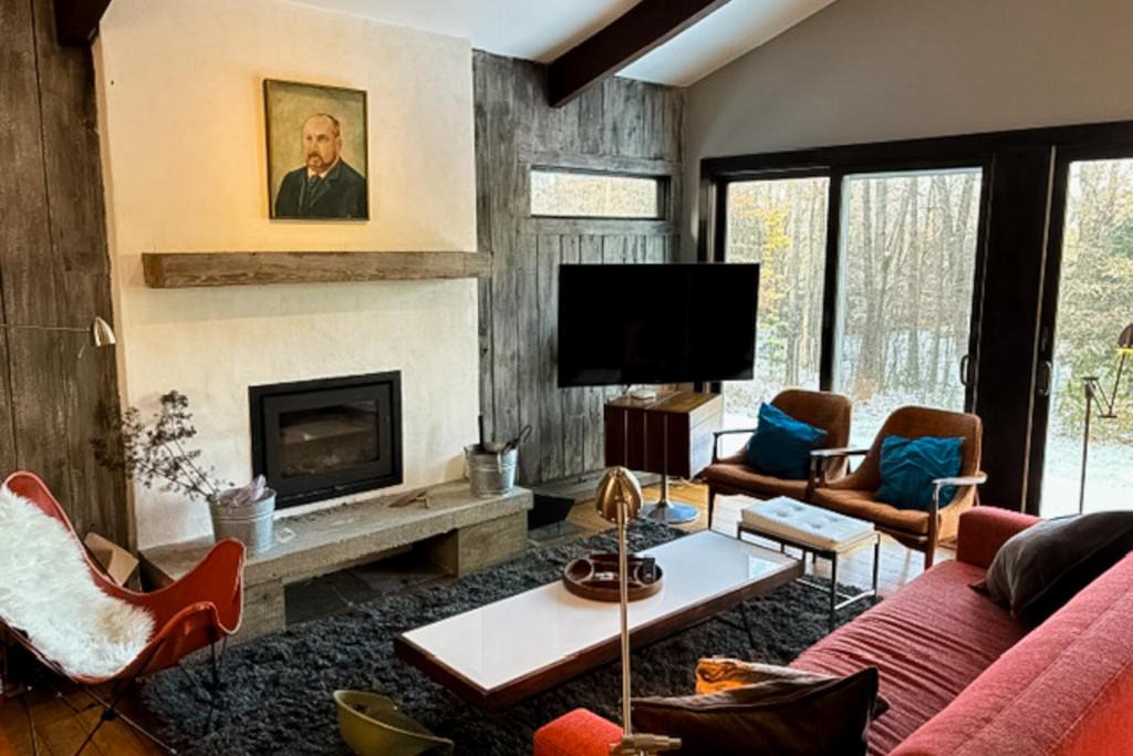Stowe Hollow House | Art Rocks