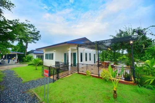 Khao Chamao Resort | BaansuanThanisorn&Rolf บ้านสวนธนิสร & ร๊อฟ