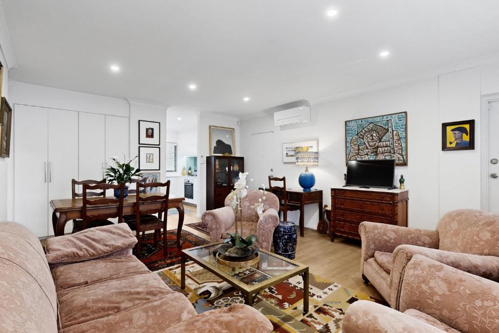 Ashgrove Apartment | Balcony 2-Bed Apartment in Ashgrove