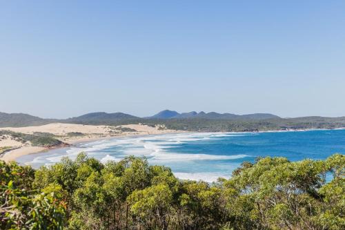 Boat Harbour House | Beach House 7, Air Conditioned, Wi-Fi, Foxtel, Linen, Communal Pool and Spa