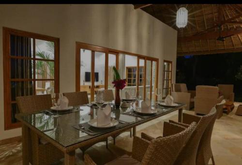 Banjartegehe Villa | Beachfront Private VILLA & POOL