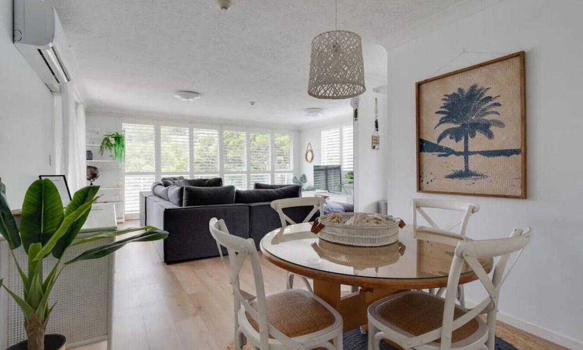 Burleigh Heads Apartment | Beachy and Beautiful, steps to the sands of Burleigh Beach