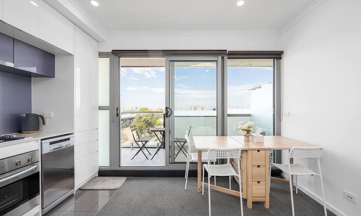 Preston Apartment | Bellview Bright | Balcony | City view | 50m Train