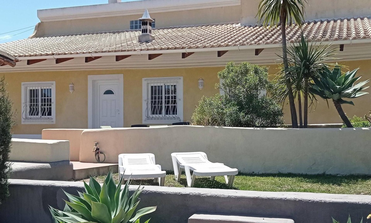 Caramujeira House | better than a flat, a small country house with its own garden close to the beach
