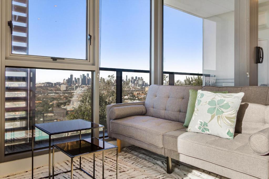 Flemington Apartment | Breathtaking unit with city and racecourse views