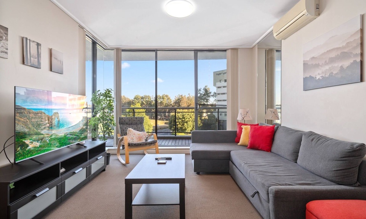 Wentworth Point Apartment | Bright 2-Bed Apartment Near Wentworth Point Sights