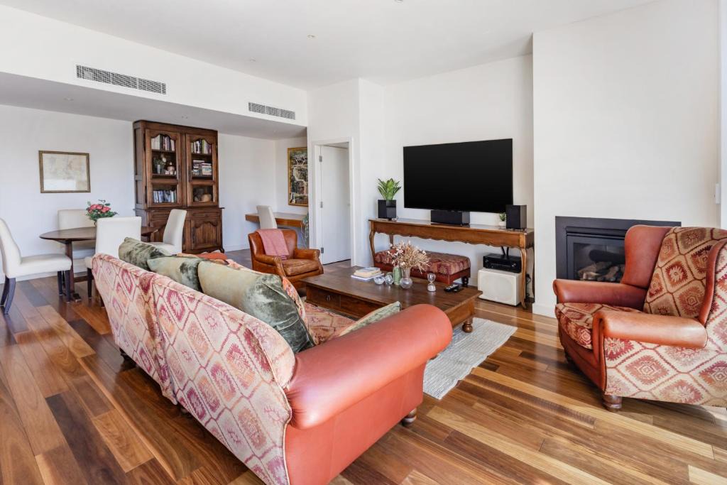 Forrest Apartment | Bright & Spacious Penthouse by Parliament House