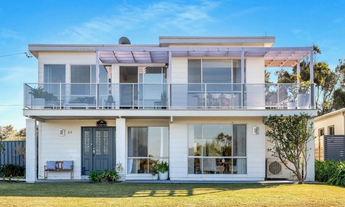 Berrara House | Bright, spacious, quintessential, 2-storey beach house w/prime position & views