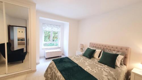 Nossa Senhora do Populo Apartment | Caldas da Rainha's Green & White