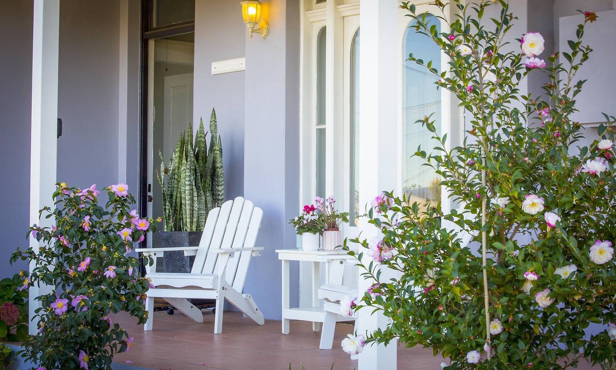 Cessnock Cottage | Camellia Cottage - Beautiful 3 bedroom cottage with gorgeous gardens - stroll to local cafes!