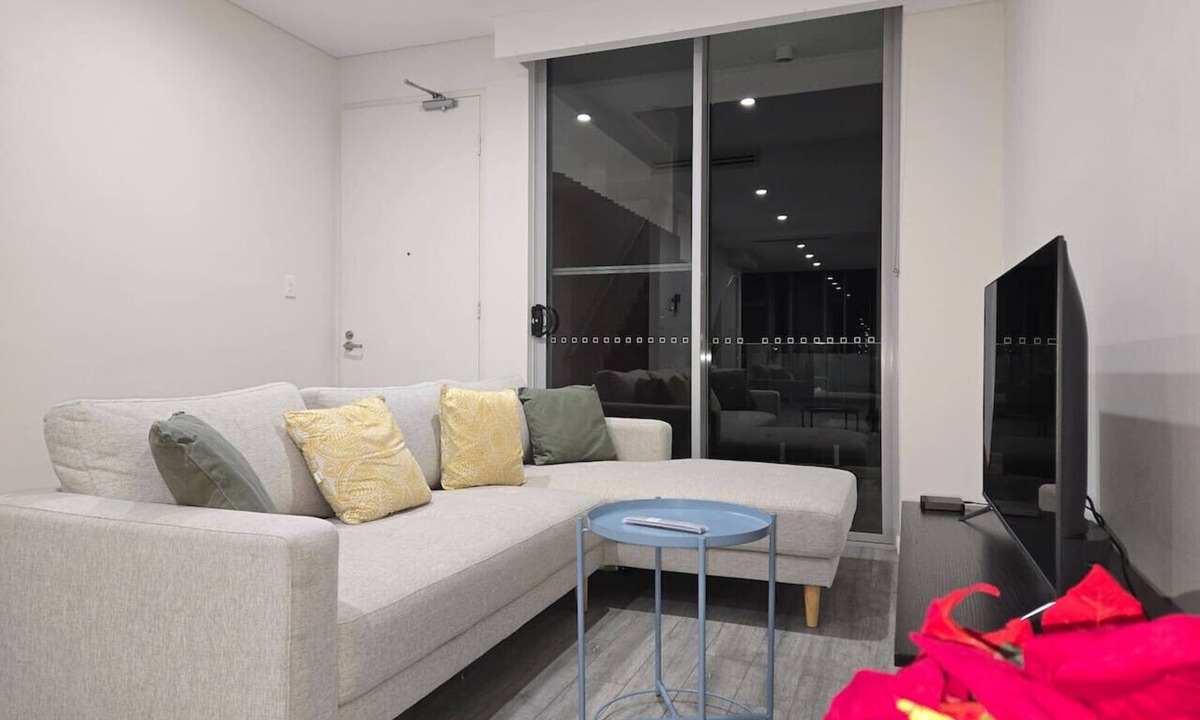 Camperdown Apartment | Camperdown two 12 Close to bus stop and SYD CBD