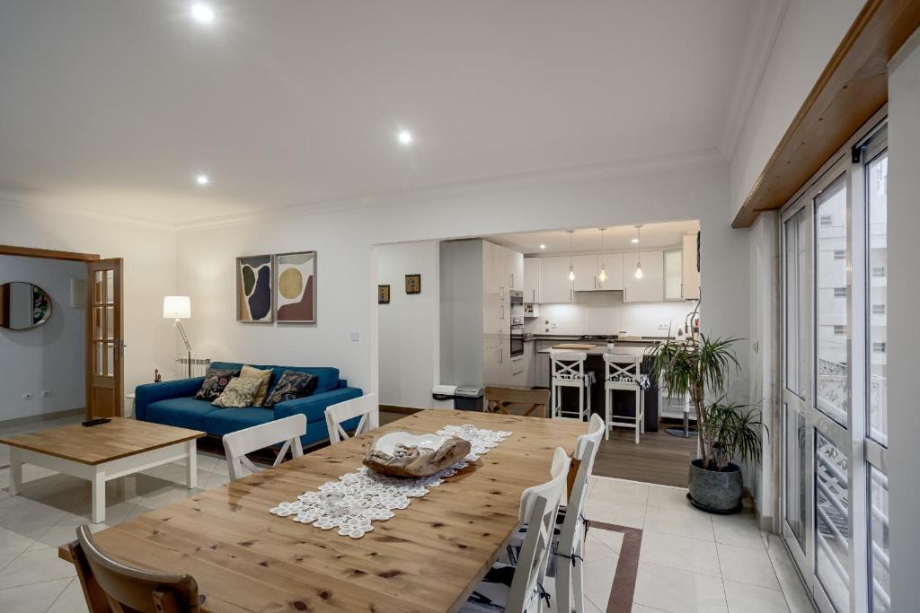 Carcavelos Apartment | Carcavelos Bright & Modern Apartment by Homing