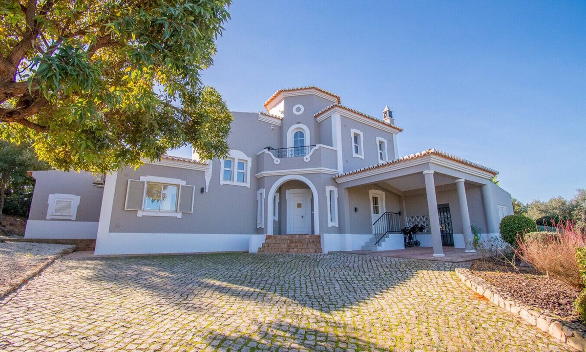 Estombar Villa | Casa Bela Vista: Elegant and spacious villa on Gramacho golf