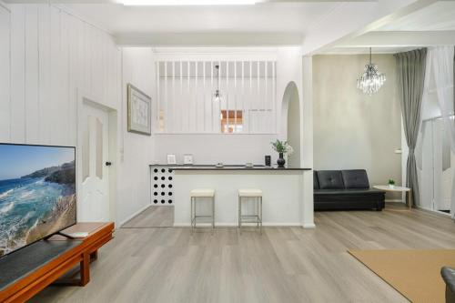 Casula House | Casula cozy 3Br home with parking & WiFi