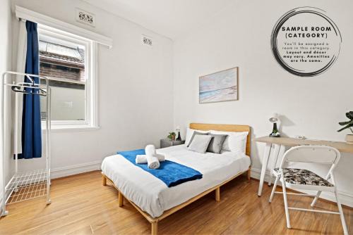 Carlton House | Charming Double Room - Prime Location in Carlton Supermarkets Nearby for Convenience - Shared Bathroom