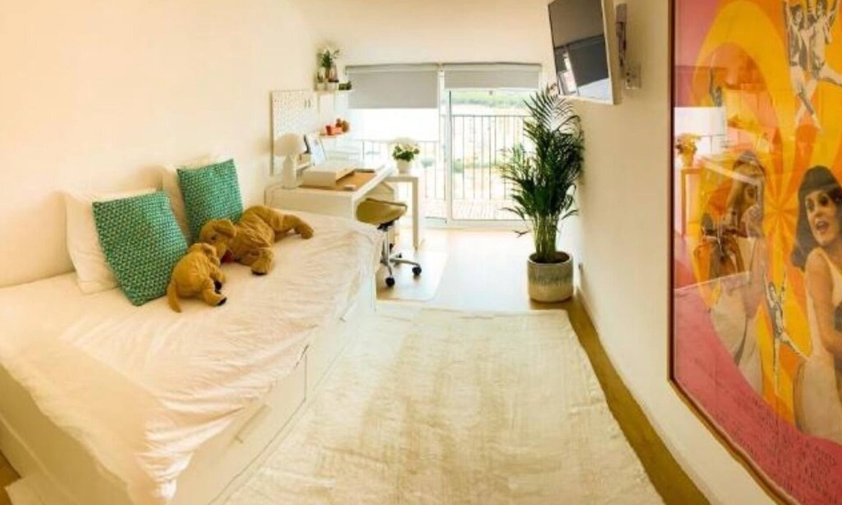 Alges Apartment | Charming Single or Twin Room with Balcony and sublime View of the Tagus
