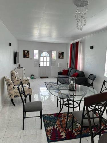 Mount Standfast House | Charming St James Cottage - Walk to Beach