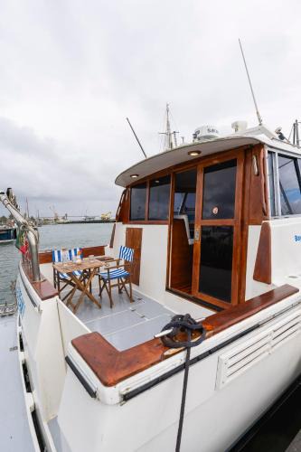 Figueira da Foz Boat Rental | Classic Seadream Yacht