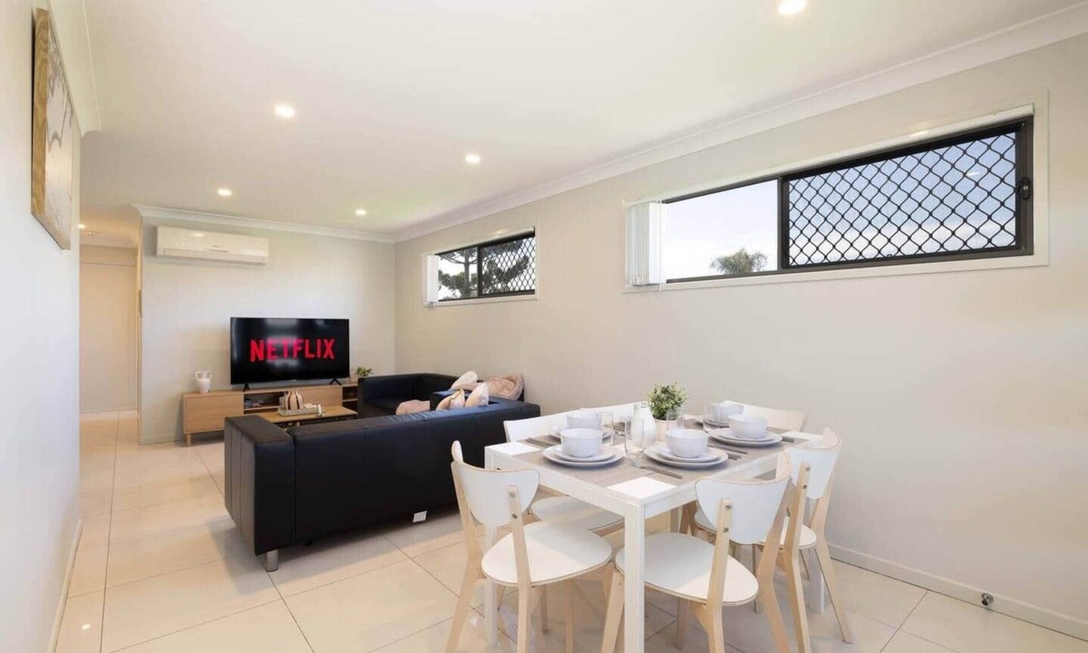 Rocklea Apartment | Clean Rocklea 1BR | Kitchen | Workspace | 220D1