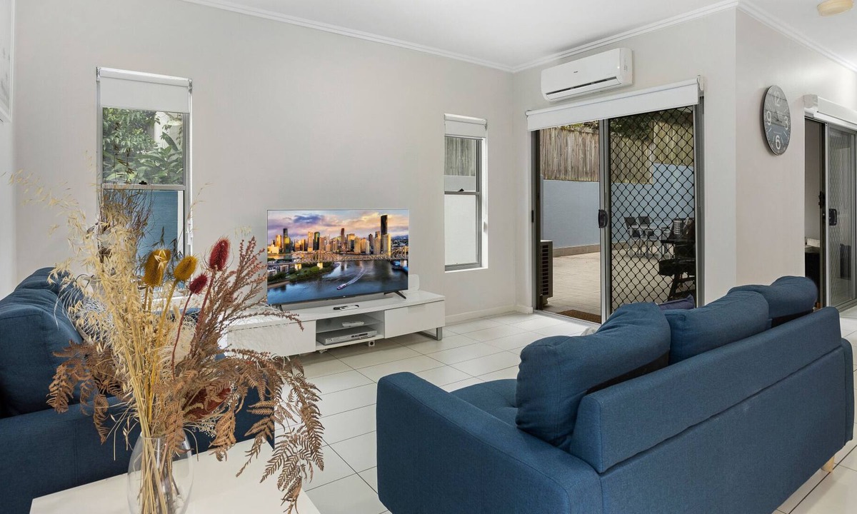 Kelvin Grove Apartment | Comfy Home in the Hub of the City
