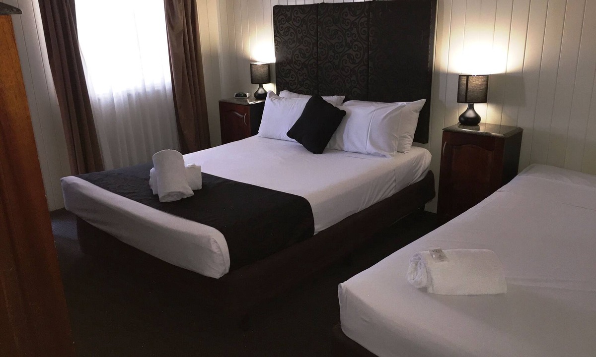 West Mackay Hotel | Country Plaza Motor Inn