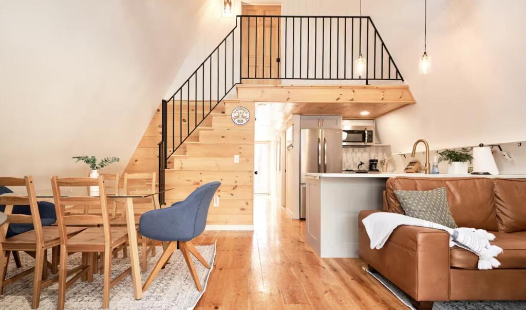 Perkinsville House | Cozy a-frame with loft, new kitchen and mins to hiking