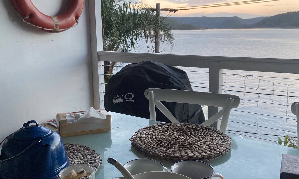 Little Wobby House | Cute Hawkesbury River shack w/jetty, kayaks, bush & artist studio. Dogs ok.