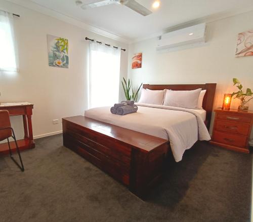 Holmview House | Deluxe Queen Room - Shared Bathroom