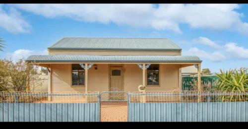 Broken Hill House | Desert Rest