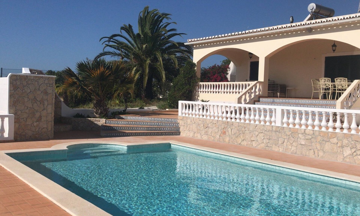 Caramujeira Villa | Detached villa with sea view, heated pool and air conditioning