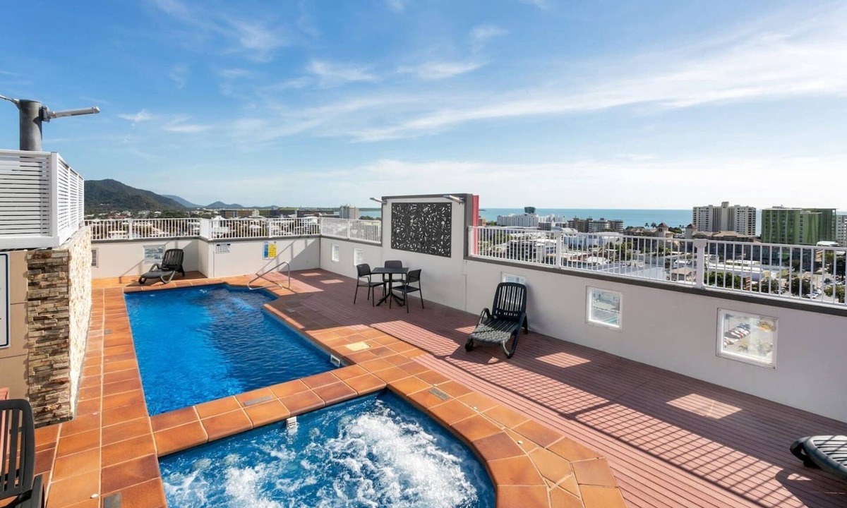 Cairns Central Business District Apartment | Easy Coastal Living in Cairns with Rooftop Pool