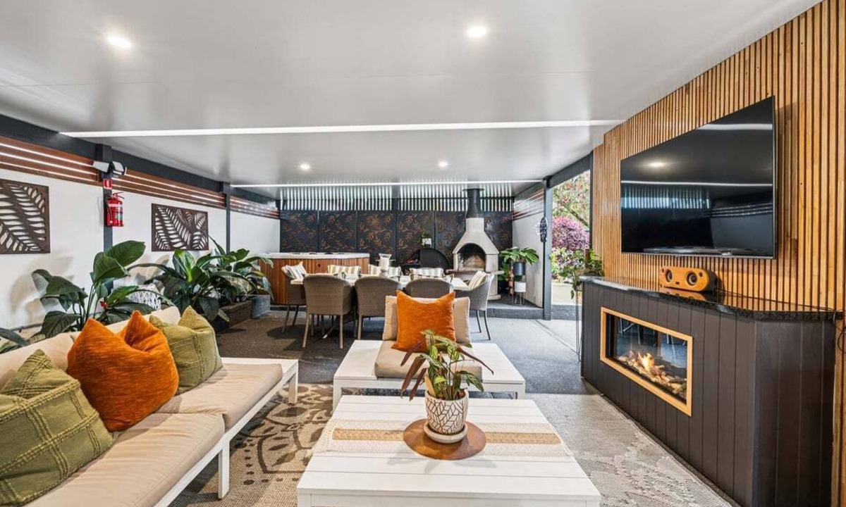 Coffs Harbour House | Ellie's Luxe Cottage Escape - Sleeps 8, Spa, Pizza Oven