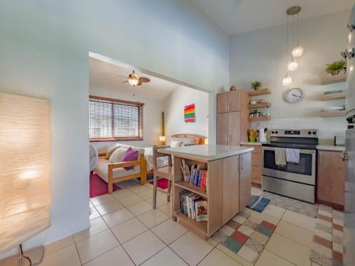 Coco House | Emerald Haven Second Floor Studio Mins from Beach