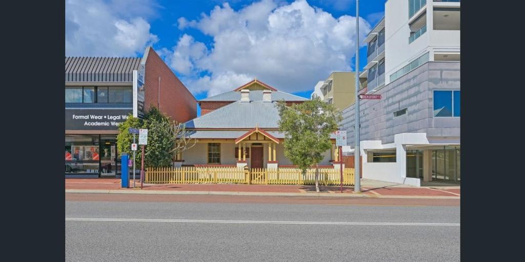 Perth Hostel | Emu Backpackers Perth - note - Valid Passport required for check in